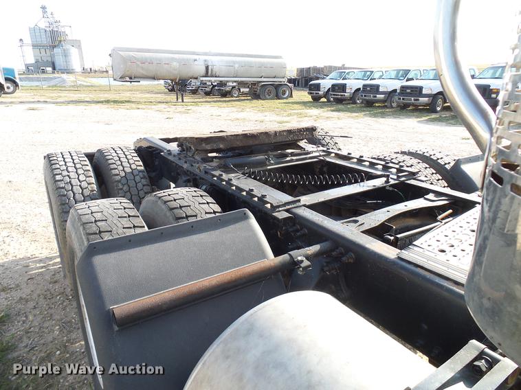 image for item DD8412 2004 Freightliner Columbia semi truck