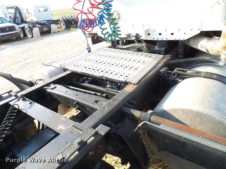 image for item DD8412 2004 Freightliner Columbia semi truck