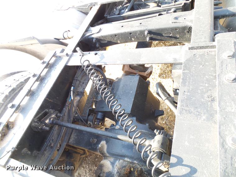 image for item DD8412 2004 Freightliner Columbia semi truck