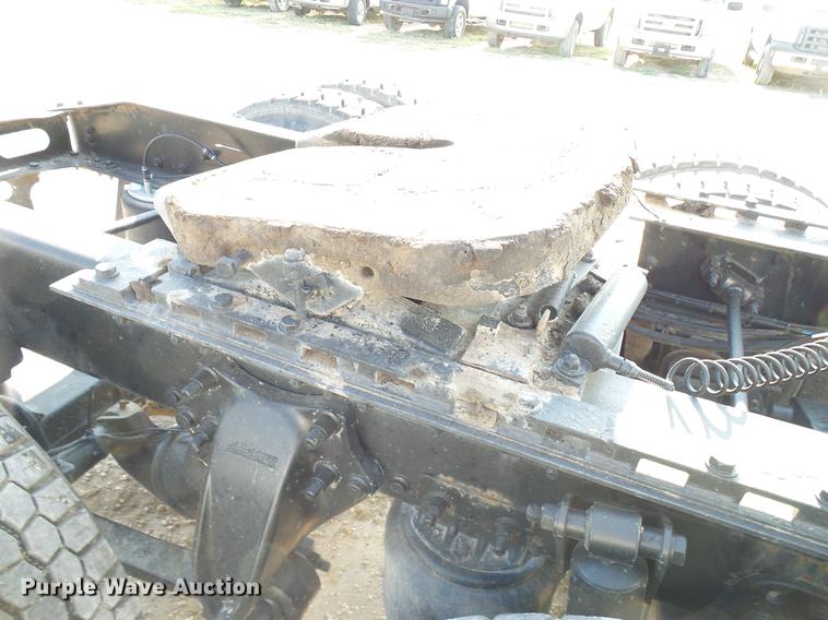 image for item DD8412 2004 Freightliner Columbia semi truck