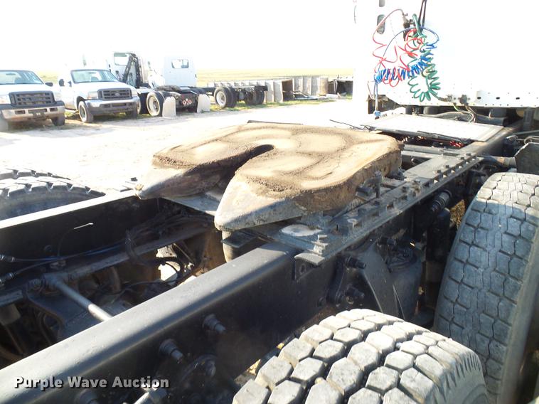 image for item DD8412 2004 Freightliner Columbia semi truck