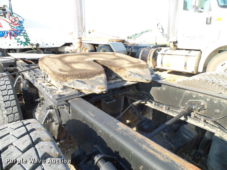 image for item DD8412 2004 Freightliner Columbia semi truck