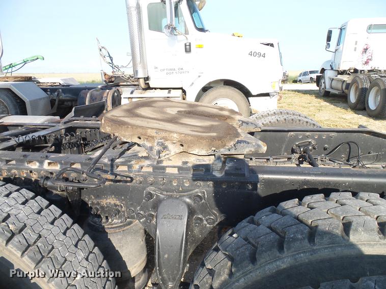 image for item DD8412 2004 Freightliner Columbia semi truck