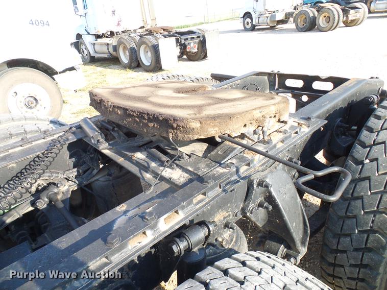 image for item DD8412 2004 Freightliner Columbia semi truck