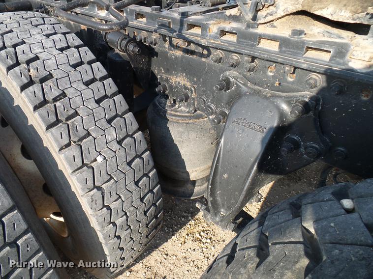 image for item DD8412 2004 Freightliner Columbia semi truck