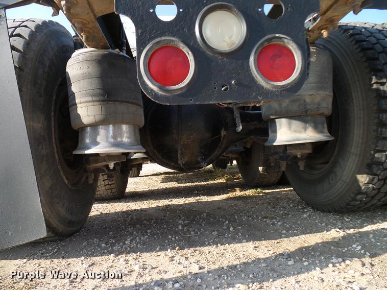 image for item DD8412 2004 Freightliner Columbia semi truck