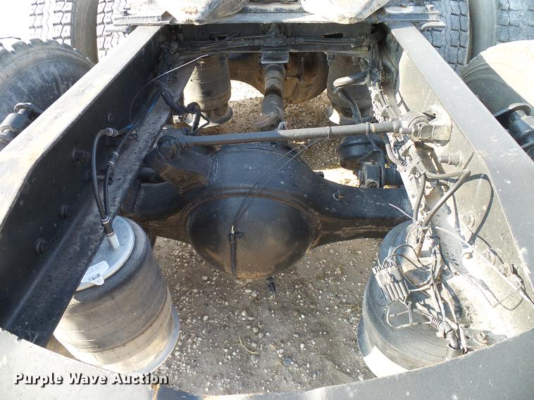 image for item DD8412 2004 Freightliner Columbia semi truck