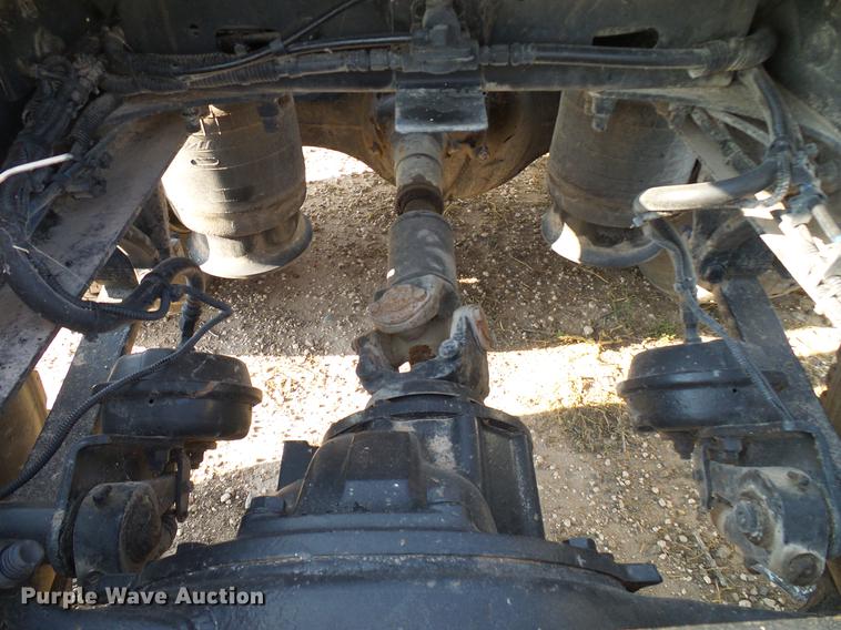 image for item DD8412 2004 Freightliner Columbia semi truck