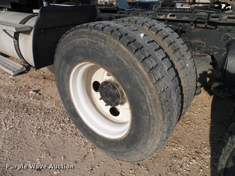 image for item DD8412 2004 Freightliner Columbia semi truck