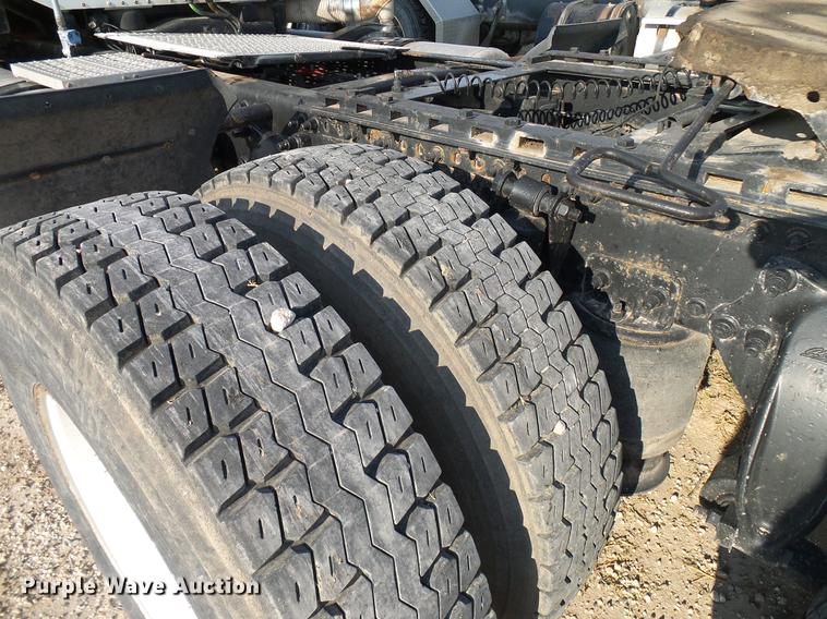 image for item DD8412 2004 Freightliner Columbia semi truck