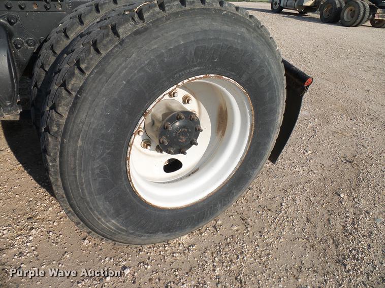 image for item DD8412 2004 Freightliner Columbia semi truck