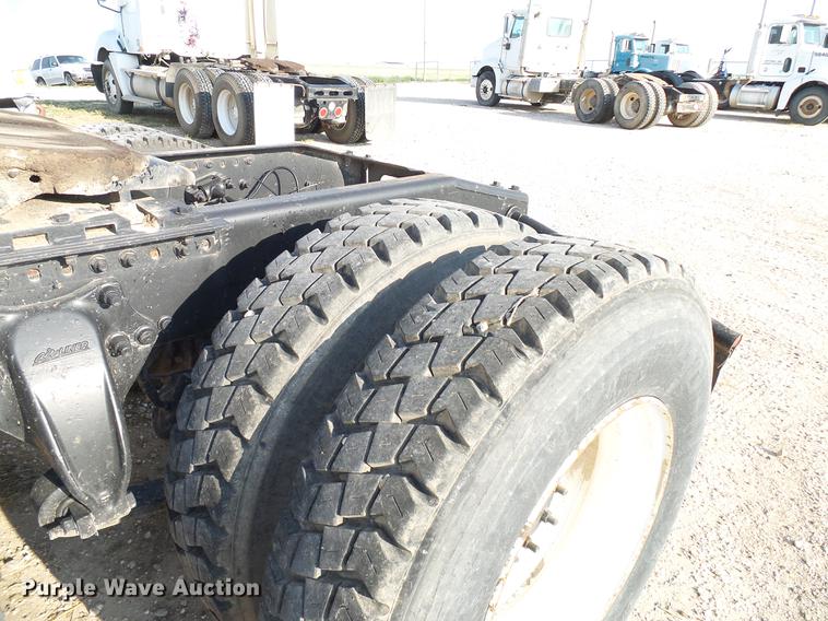 image for item DD8412 2004 Freightliner Columbia semi truck