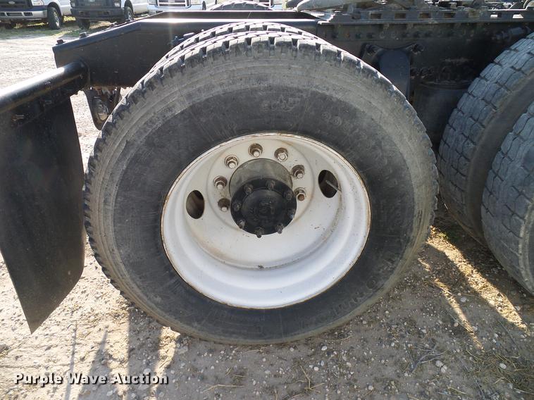 image for item DD8412 2004 Freightliner Columbia semi truck