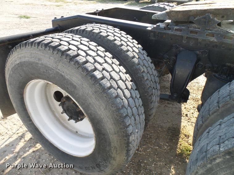 image for item DD8412 2004 Freightliner Columbia semi truck