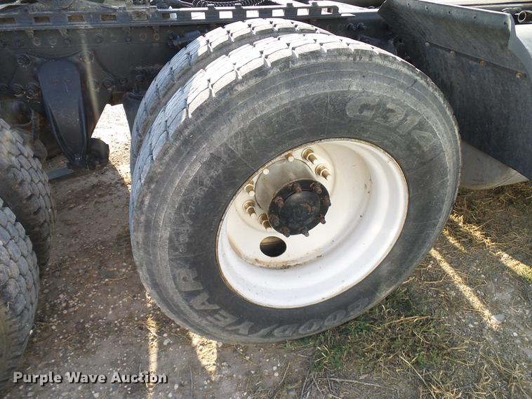 image for item DD8412 2004 Freightliner Columbia semi truck