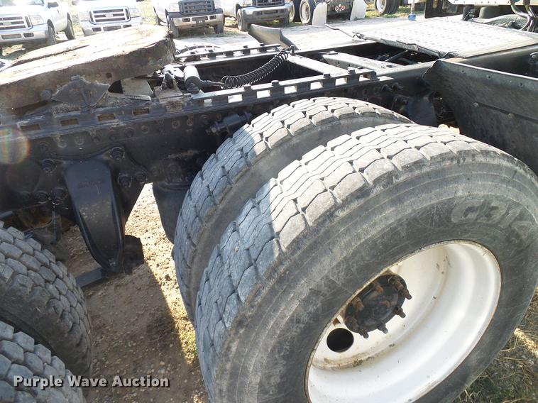 image for item DD8412 2004 Freightliner Columbia semi truck