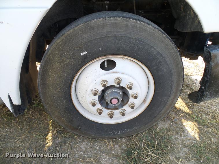 image for item DD8412 2004 Freightliner Columbia semi truck