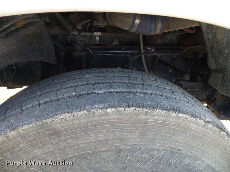 image for item DD8412 2004 Freightliner Columbia semi truck