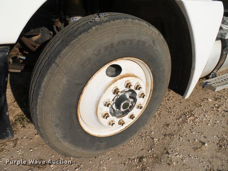 image for item DD8412 2004 Freightliner Columbia semi truck