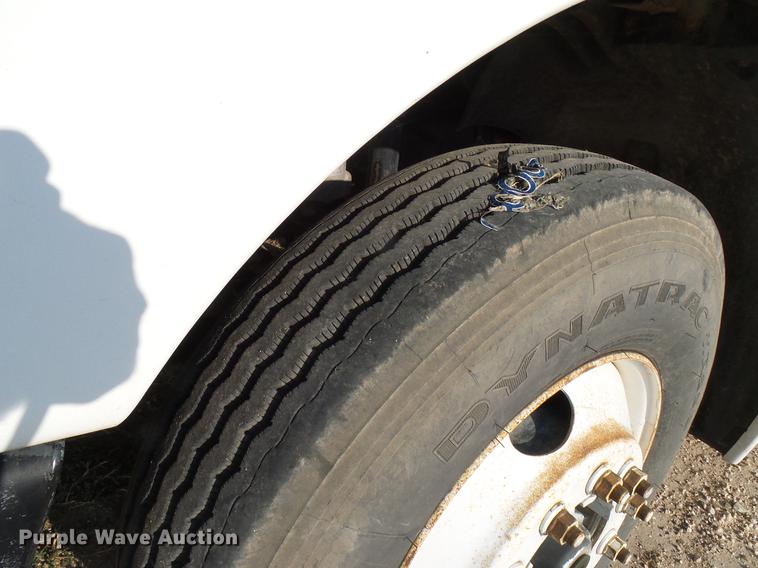 image for item DD8412 2004 Freightliner Columbia semi truck