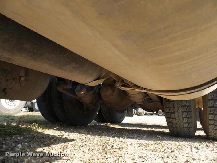 image for item DD8412 2004 Freightliner Columbia semi truck