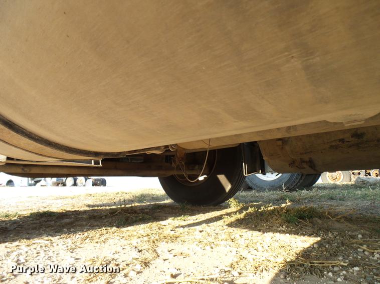 image for item DD8412 2004 Freightliner Columbia semi truck