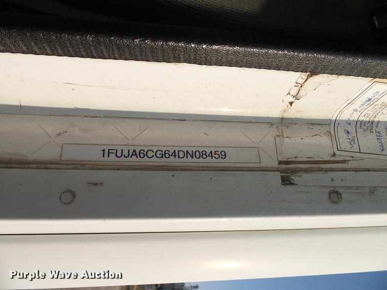 image for item DD8412 2004 Freightliner Columbia semi truck