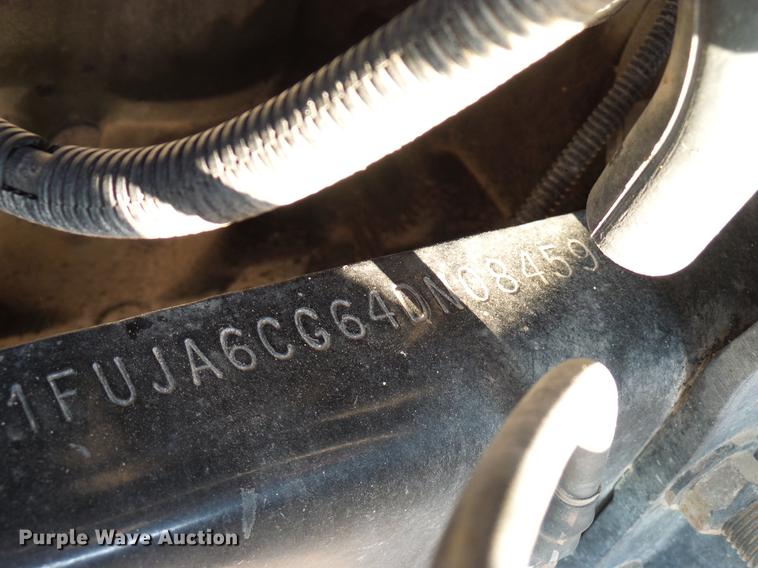 image for item DD8412 2004 Freightliner Columbia semi truck