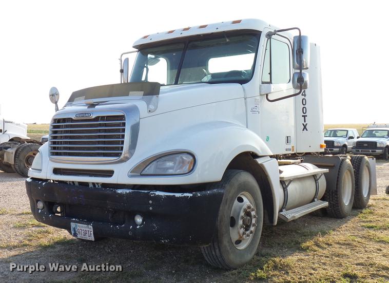 image for item DD8413 2004 Freightliner Columbia semi truck