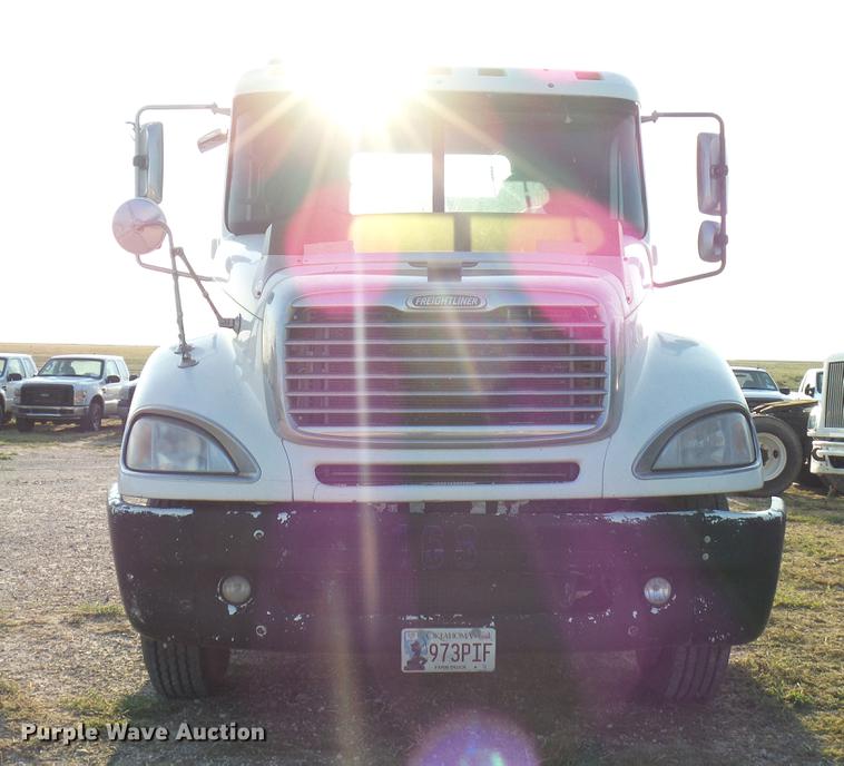 image for item DD8413 2004 Freightliner Columbia semi truck