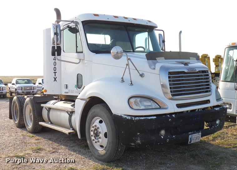 image for item DD8413 2004 Freightliner Columbia semi truck
