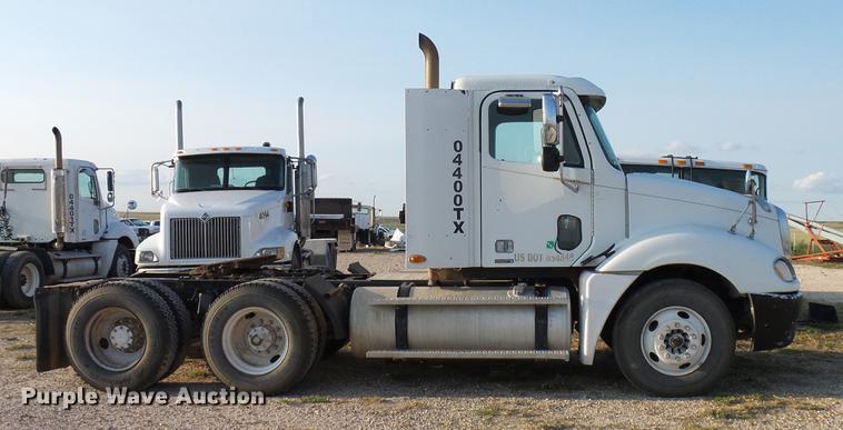 image for item DD8413 2004 Freightliner Columbia semi truck