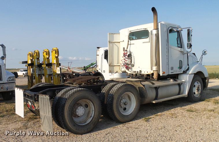 image for item DD8413 2004 Freightliner Columbia semi truck