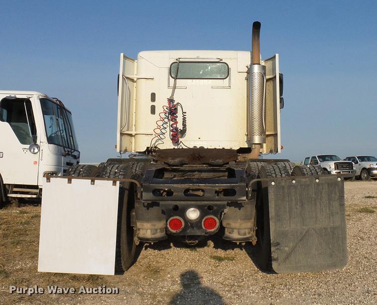 image for item DD8413 2004 Freightliner Columbia semi truck