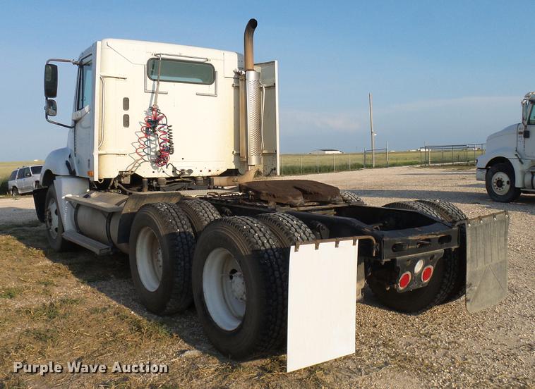 image for item DD8413 2004 Freightliner Columbia semi truck