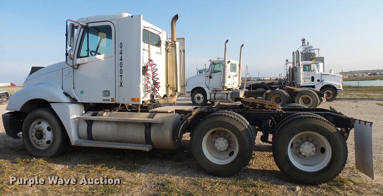 image for item DD8413 2004 Freightliner Columbia semi truck