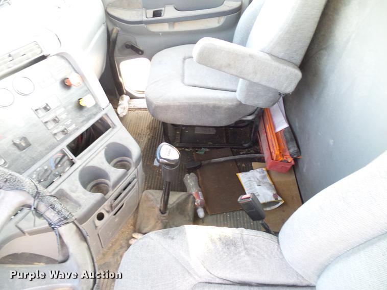 image for item DD8413 2004 Freightliner Columbia semi truck