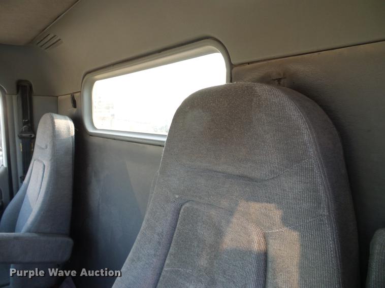 image for item DD8413 2004 Freightliner Columbia semi truck