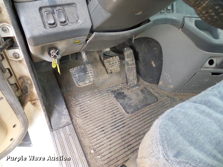 image for item DD8413 2004 Freightliner Columbia semi truck