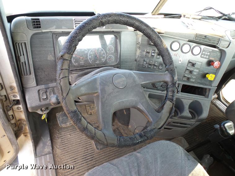 image for item DD8413 2004 Freightliner Columbia semi truck