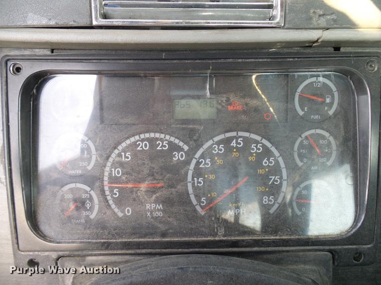 image for item DD8413 2004 Freightliner Columbia semi truck