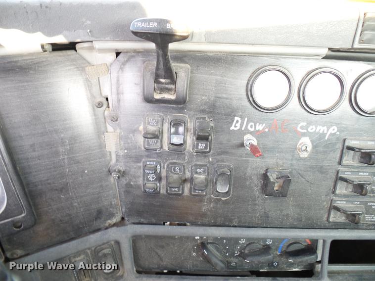 image for item DD8413 2004 Freightliner Columbia semi truck