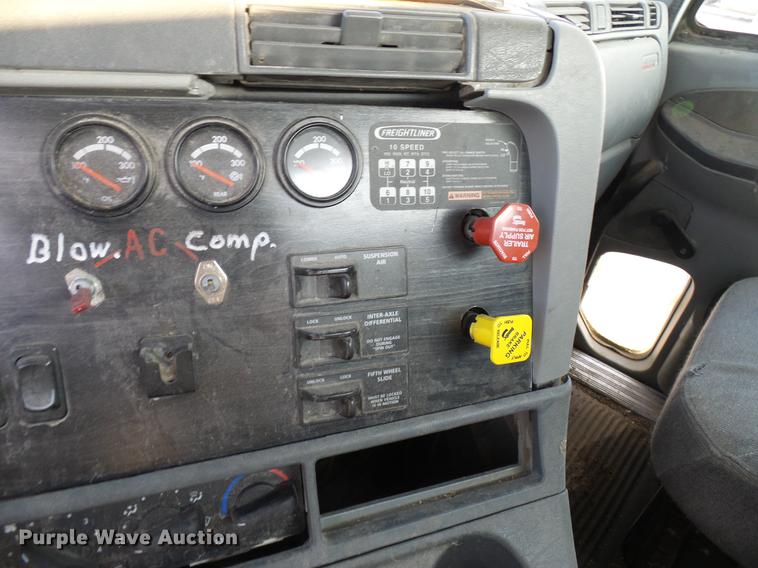 image for item DD8413 2004 Freightliner Columbia semi truck