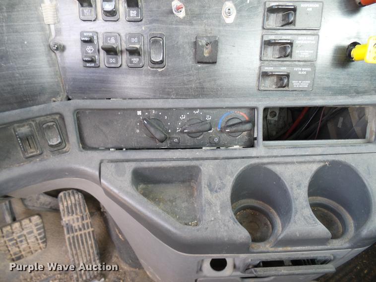 image for item DD8413 2004 Freightliner Columbia semi truck