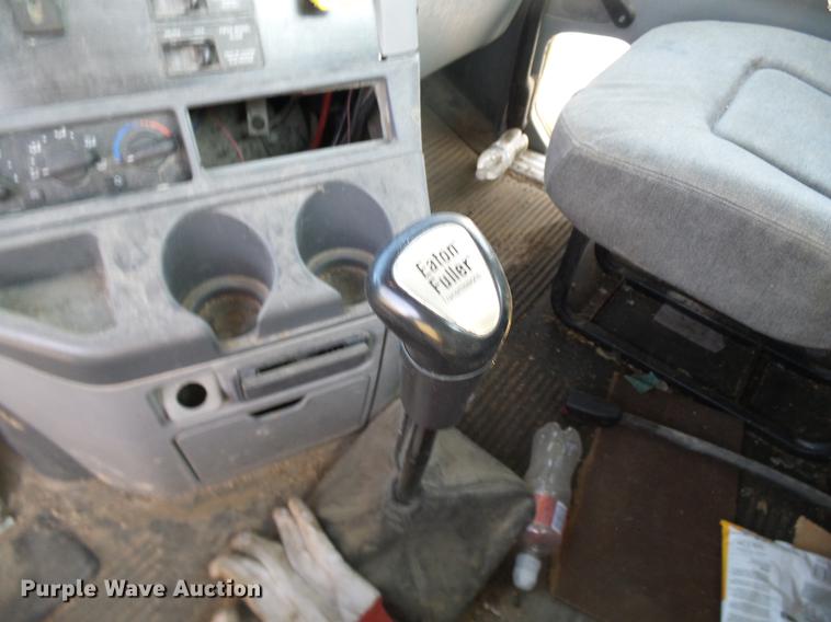 image for item DD8413 2004 Freightliner Columbia semi truck