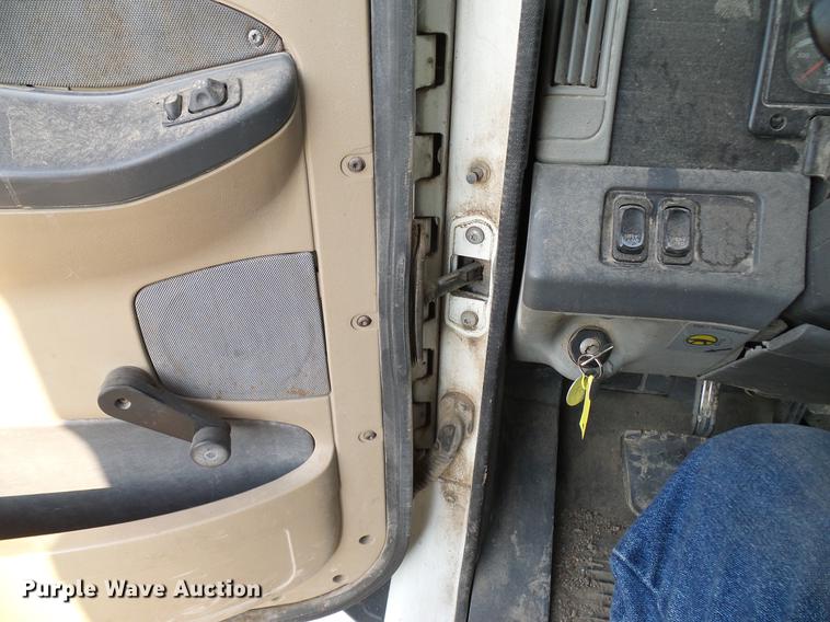 image for item DD8413 2004 Freightliner Columbia semi truck