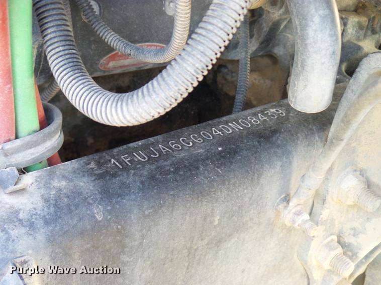 image for item DD8413 2004 Freightliner Columbia semi truck