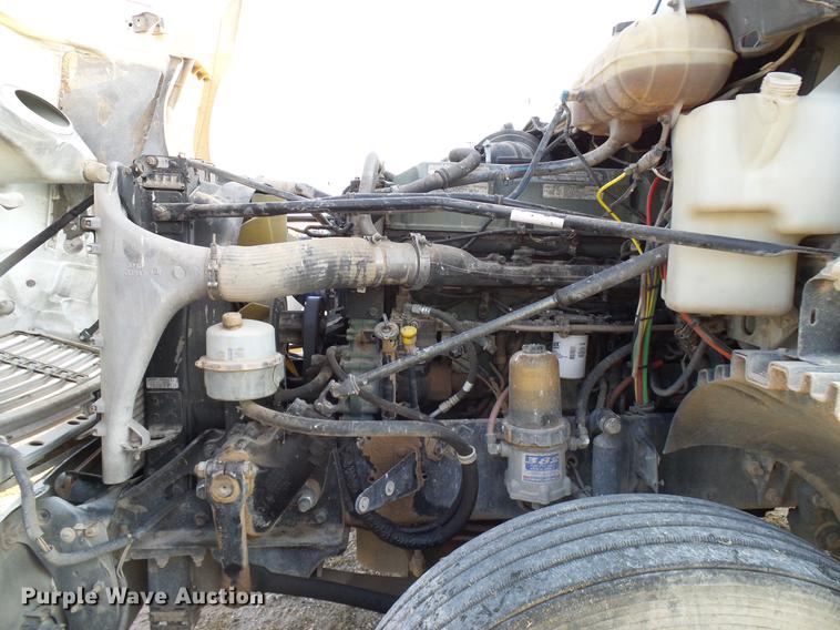 image for item DD8413 2004 Freightliner Columbia semi truck