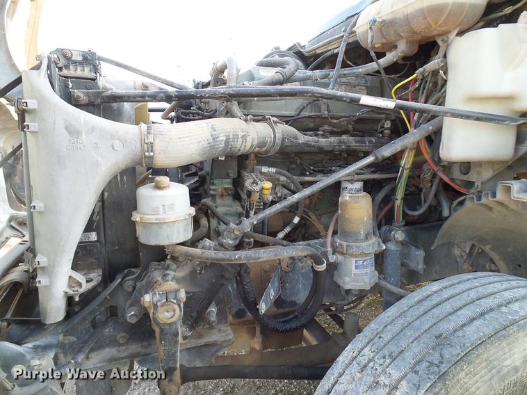 image for item DD8413 2004 Freightliner Columbia semi truck