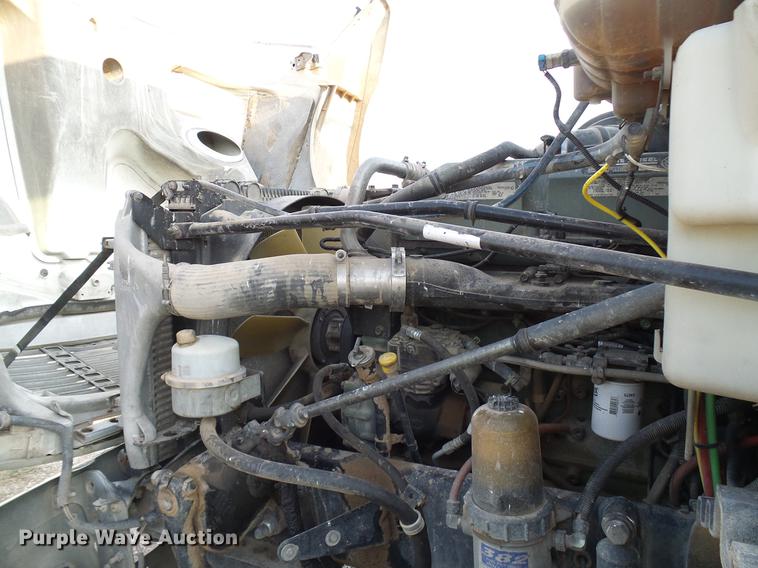 image for item DD8413 2004 Freightliner Columbia semi truck